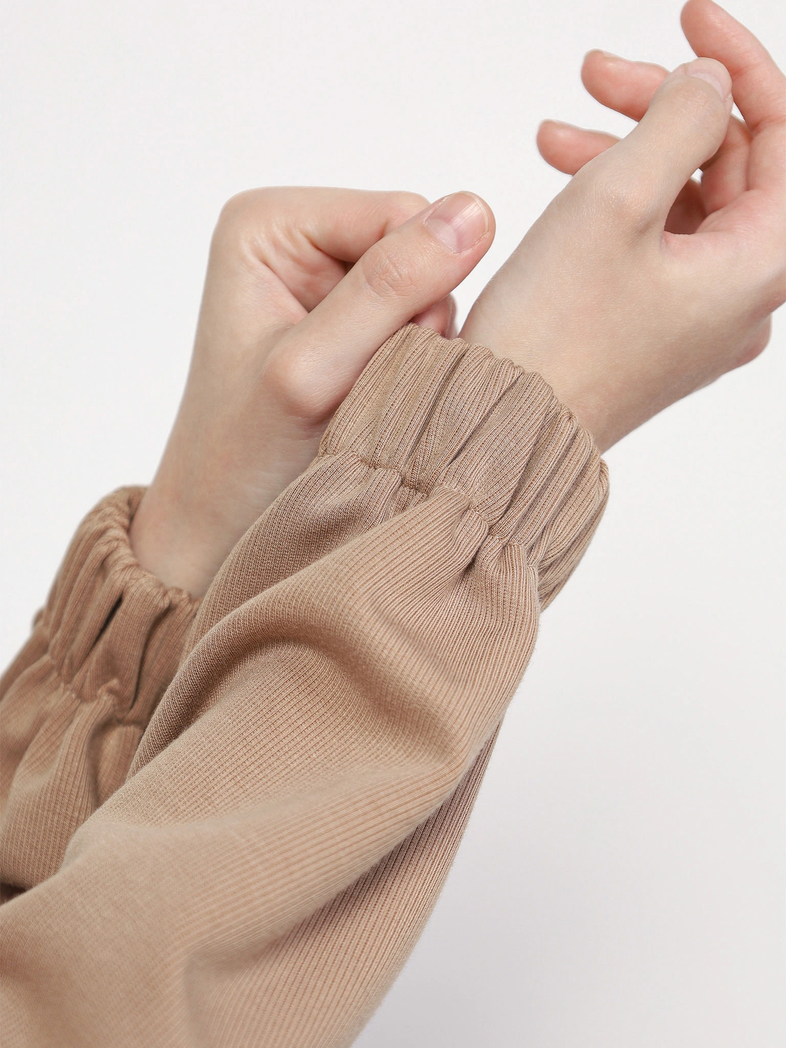 Жакет трикотажный бежевого цвета с кулиской по низу